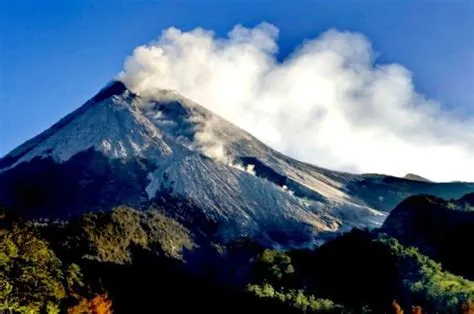  Asal-Usul Gunung Merapi! Un racconto sull'origine di un vulcano indonesiano e l'importanza del rispetto della natura.